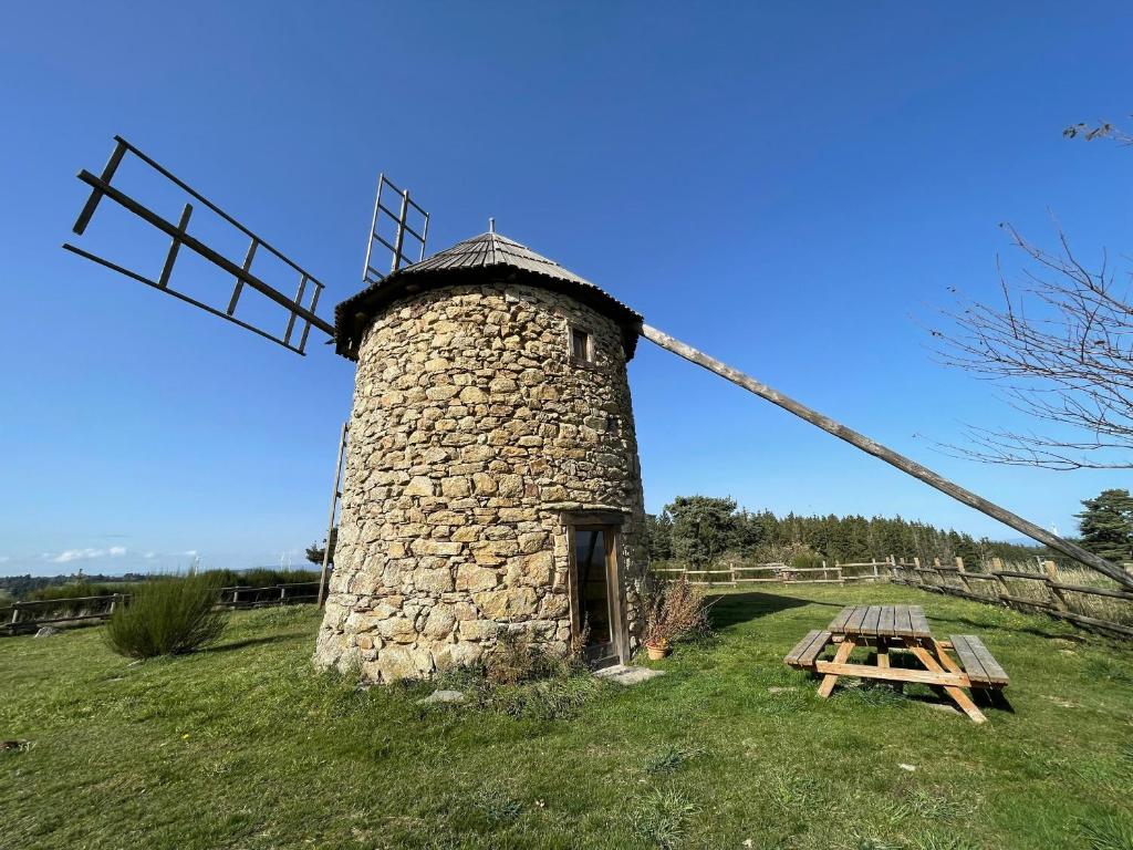 Moulin à vent restauré avec vue sur la campagne - FR-1-582-221, Ally