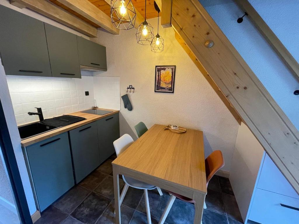 Charmant duplex rénové, terrasse sud, 2 chambres, près des commerces - FR-1-464-240 - 2