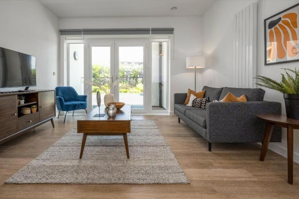 2-Bedroom Luxury apt with Gym, roof terrace, Free Parking and 3 min walk to train st, Hersham