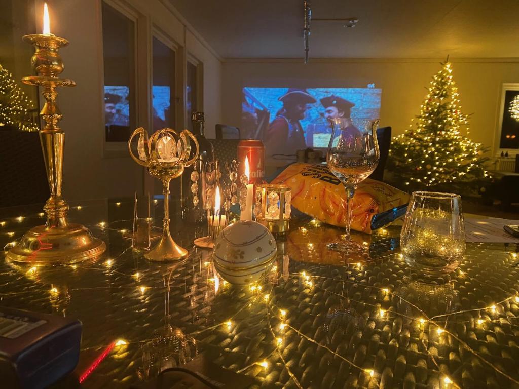 Sjöutsikt, Röd trästuga med traditionellt yttre Skandinavisk, modernt inre och alla bekvämligheter, Sol hela dagen på stora altanen, Tryggt, Vinterbonat, Fiske, Båt, Skinnskatteberg