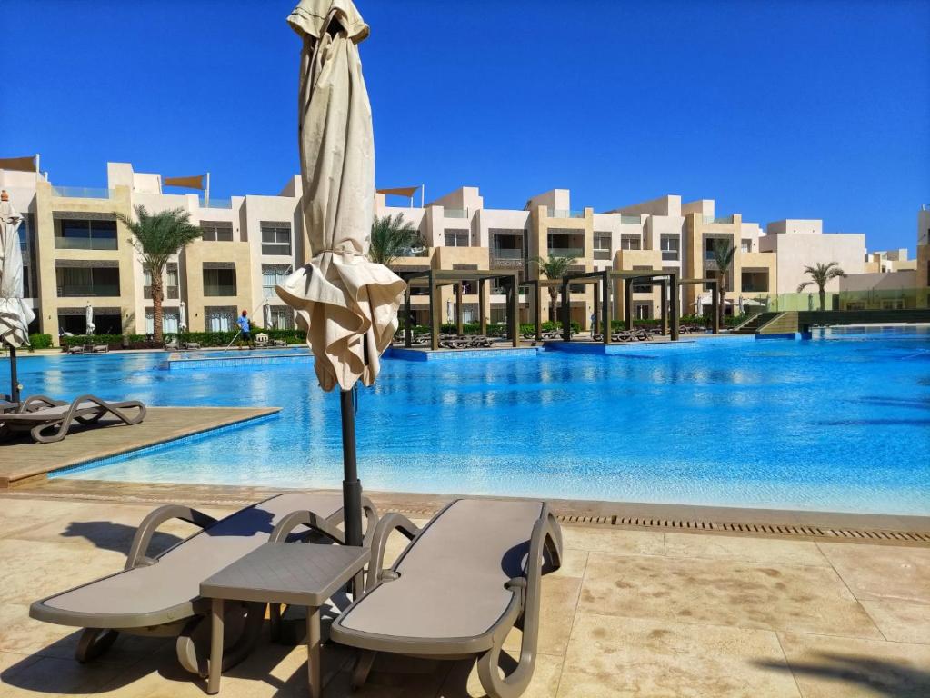 Apartment with large terrace & nice pool area, Hurghada