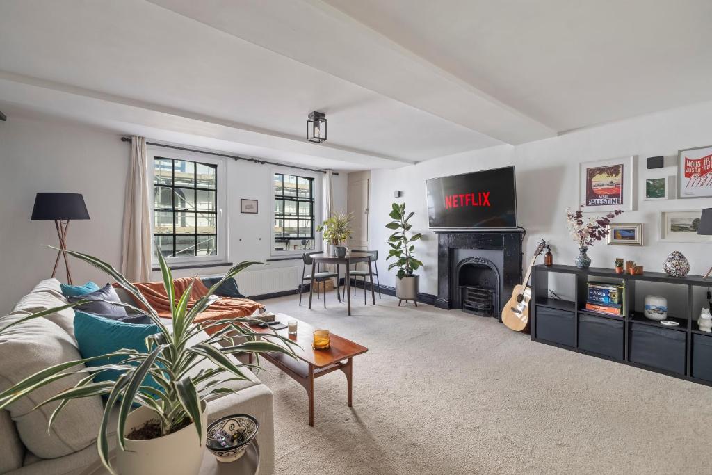 Timeless 400-Year-Old Historic Flat, Plymouth