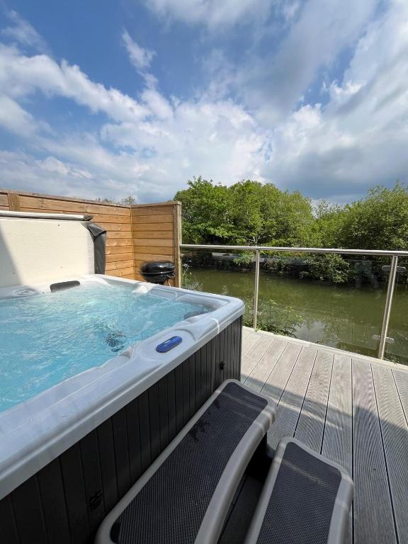Waveside-Waterside with hot tubResort PoolGym, Padstow