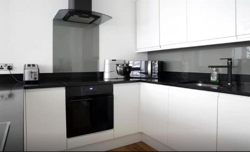 Kitchen, Clamshell Land - Royal Mile in Edinburgh