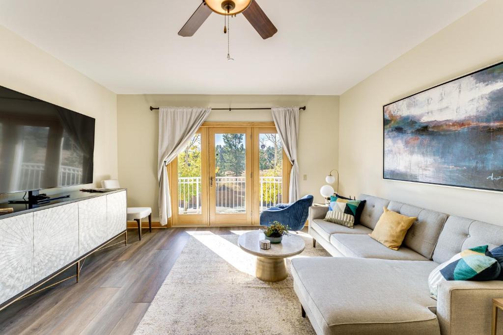 Condo with Balcony More Than 2 Mi to Angel Fire Resort!, Angel Fire