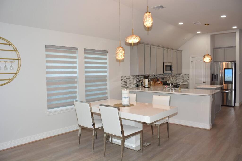 Bright and Cozy 3BR- Great Location for Exploring, Houston