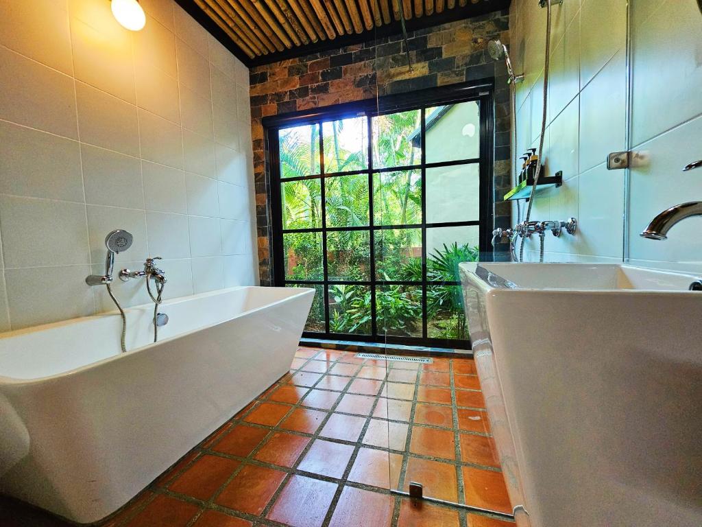 Shower, Baanpong Lodge in Chiang Mai