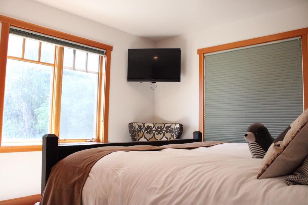 Bay Bluff Haven with an ocean view