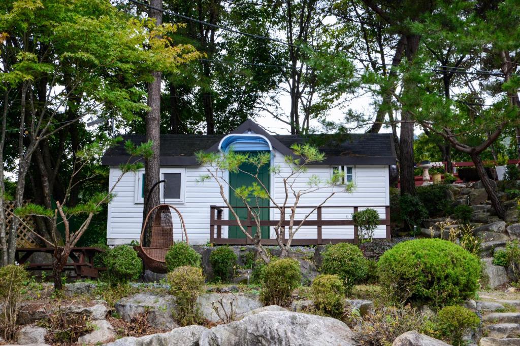 더 머뭄 펜션 (Pyeongchang The Meomum Pension)