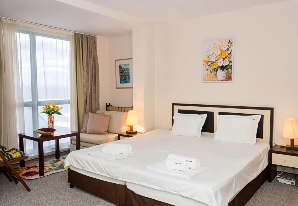 Sunny Studio in Hotel Berlin, Steps from the Beach! by Flat Mаnager, Zlaté písky