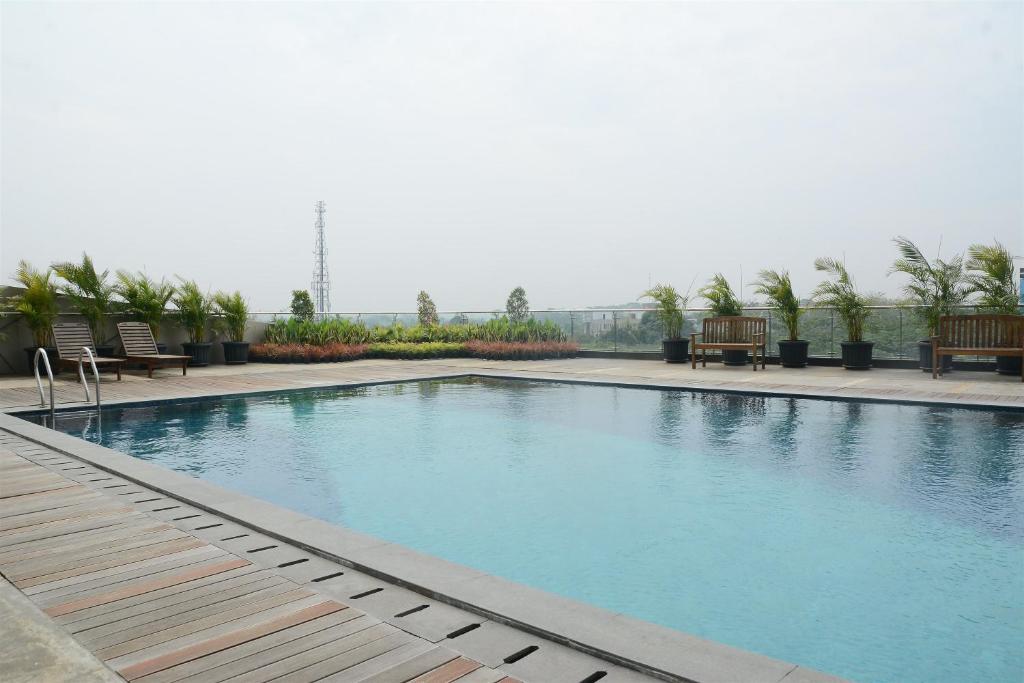 Homey Studio Room Tree Park City BSD By Travelio スイミングプール