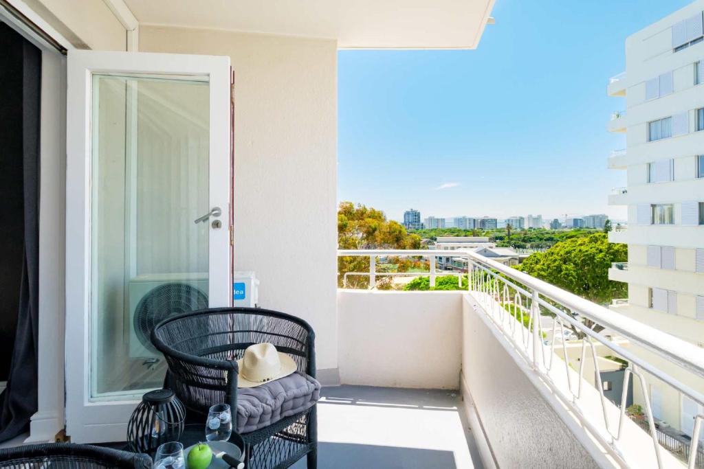 Between the Points, Kapské Město