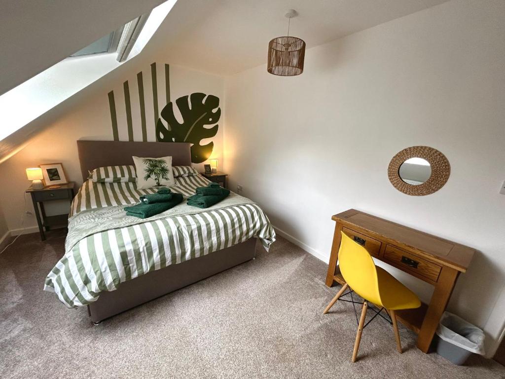 5 - Hedgehog Den, Large dog friendly garden with hottub, Norwich