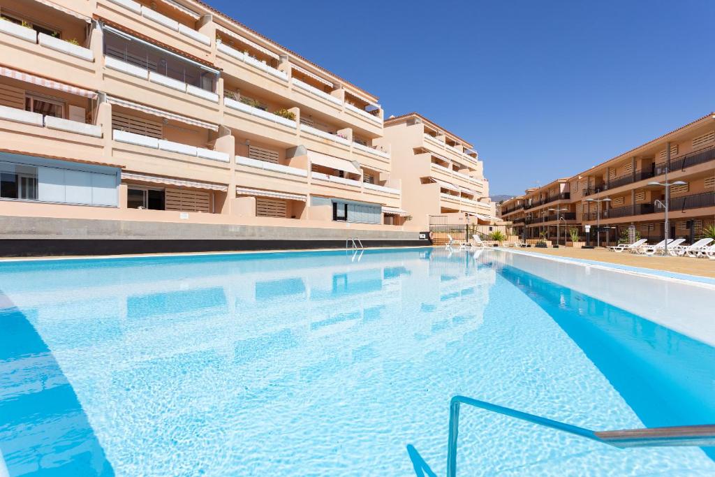 Los Seres , balcón y piscina, Arona