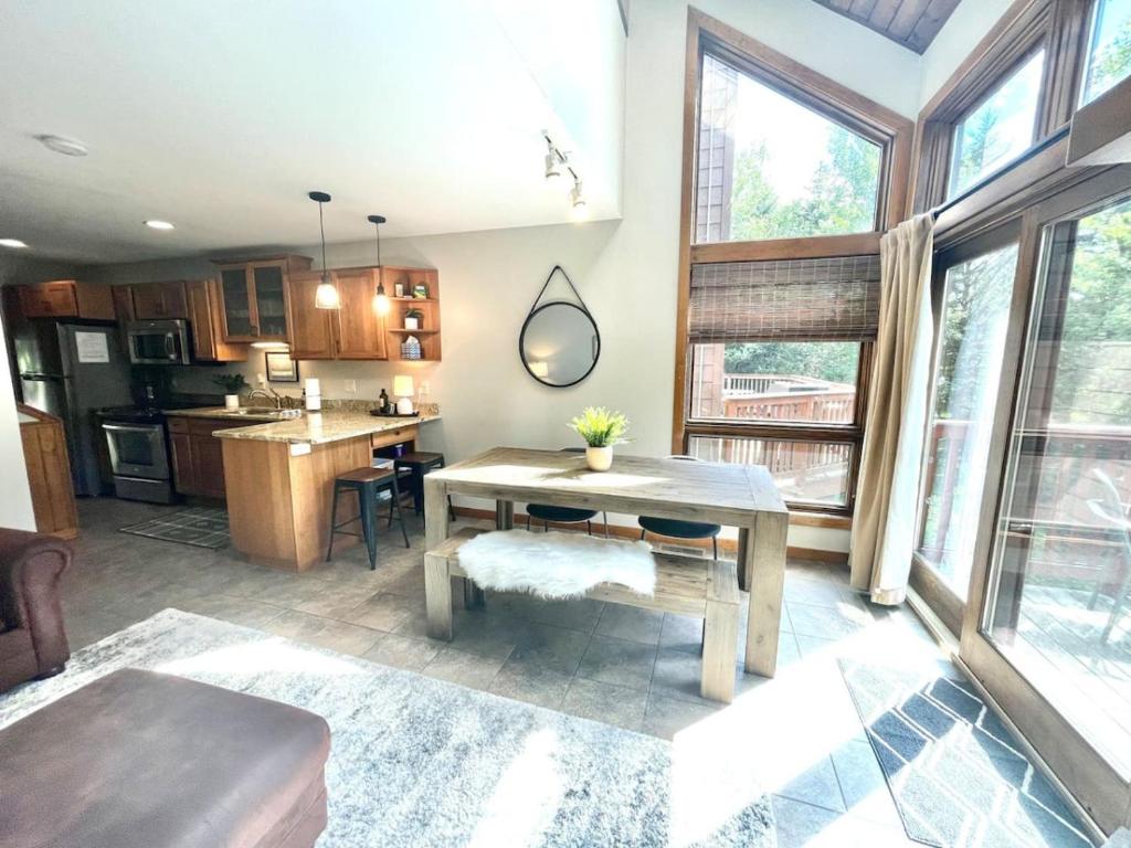 Ski in Ski out Townhome, Indoor and outdoor pools, hot tub, fire pits, and more, Lutsen
