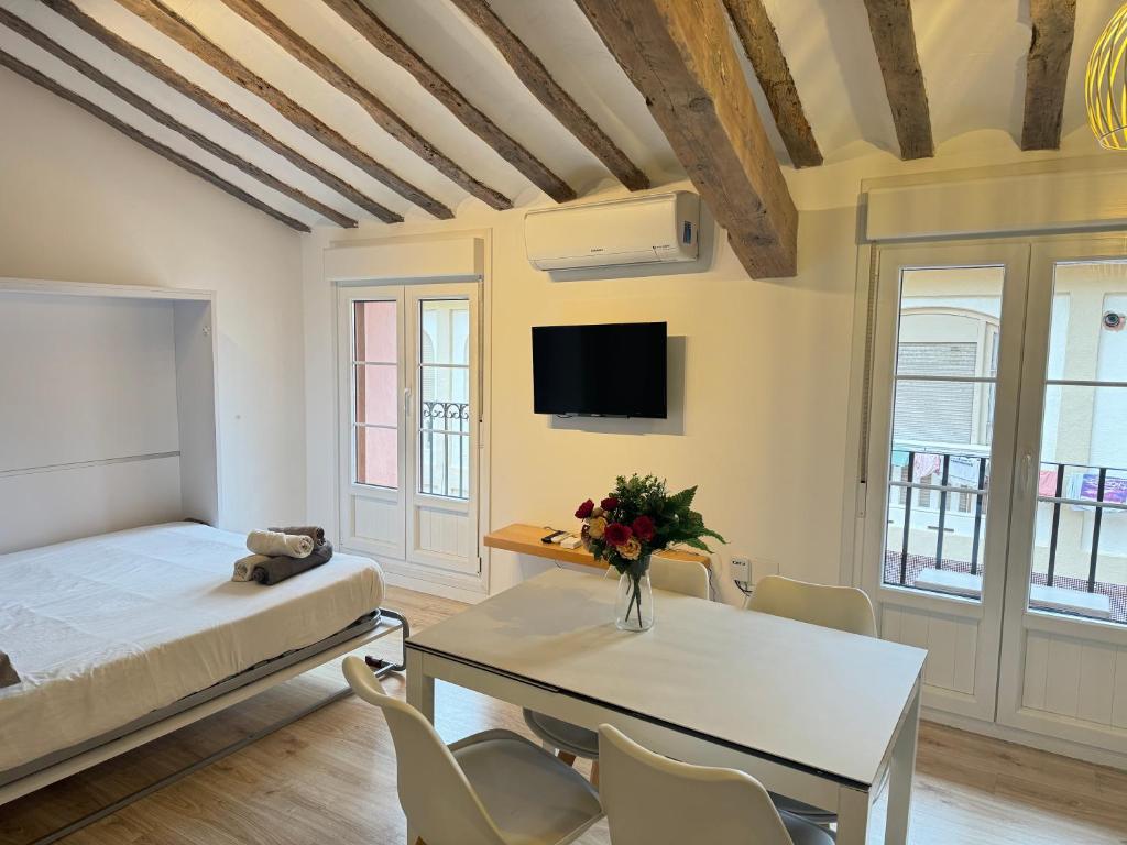 APARTAMENTO LOFT LAUREL coqueto con Aire ac by Apartamentos Logrono org - 3