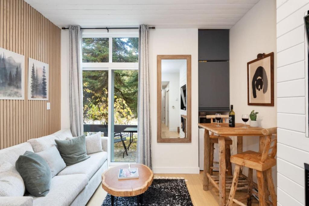 Cozy Cabin Vibes at Glacier Lodge, Whistler