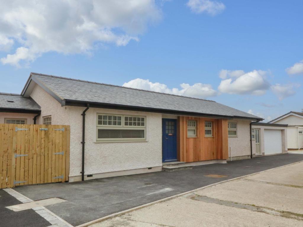 Awel-Y-Mor, Holyhead