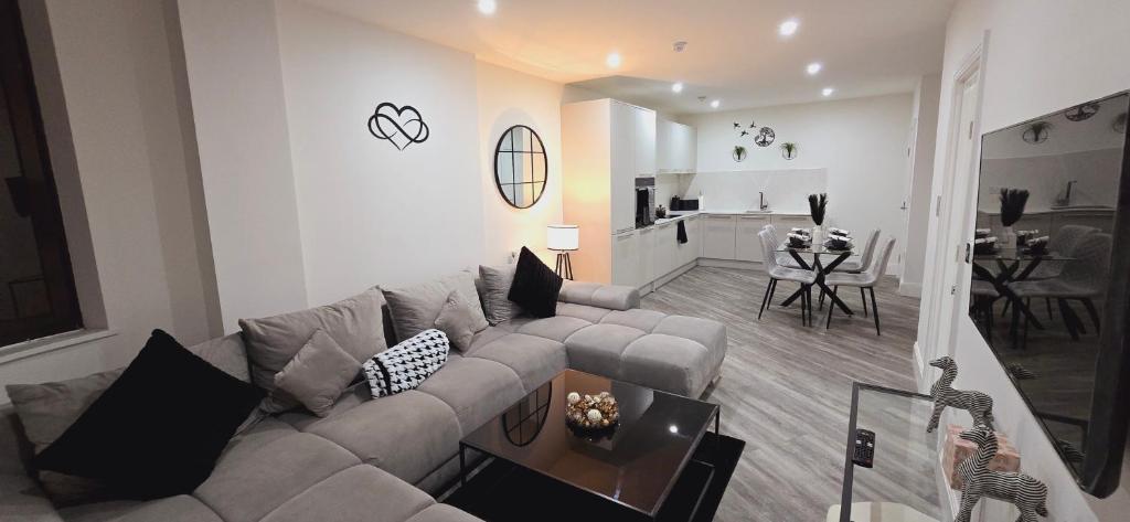 Abbey Corner By Nivaas-Located in the heart of the city centre-5 minute walk to train station-20 minutes to London via train, Reading