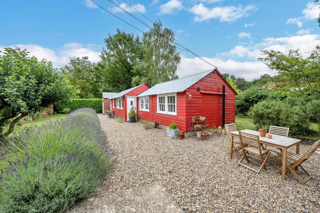 The Red Shed Entire home for 2 Private garden and parking 2 miles from Bury St Edmunds, Whepstead