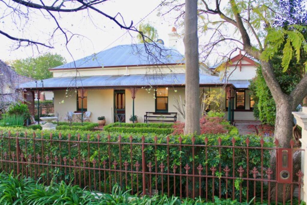Bellisle - 1880's period home in Central Albury, Albury