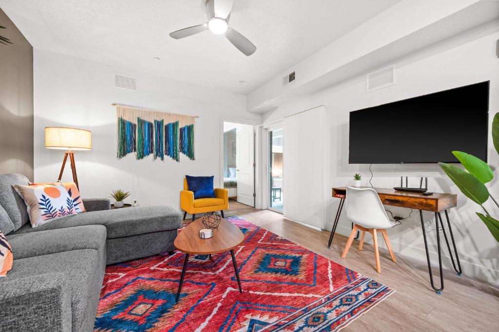 Scenic SLC Apartment w Pool & Gym, Salt Lake City