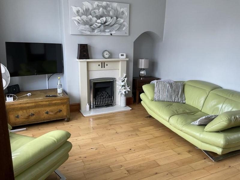 Lovely Double Room with Smart TV and Netflix, Coundon