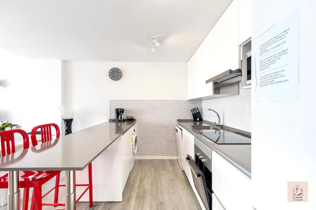 Appartement cosy avec jolie vue piscine et mer by LG Home - 5