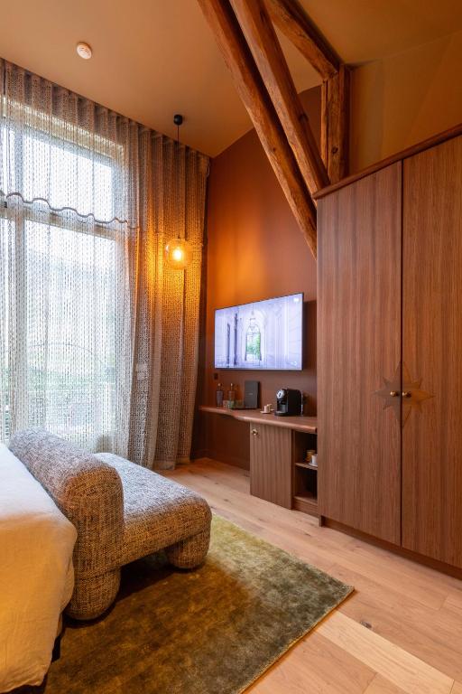 Shared lounge/TV area