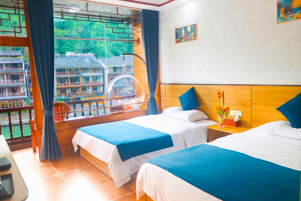 Fenghuang Memory Linjiang Inn, Feng-chuang