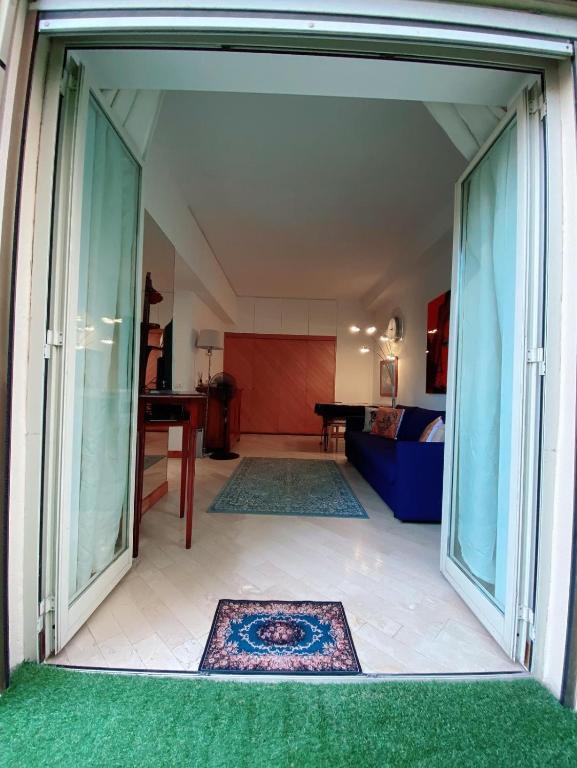 Suite Apartment in MC Center, 5min walk to Casino & the Port and 1min from underground train station - 2