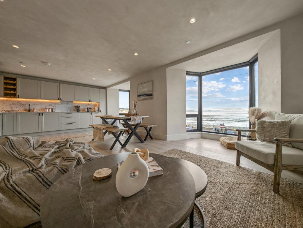 Ocean View Apartment, Seafront Location, The Mumbles