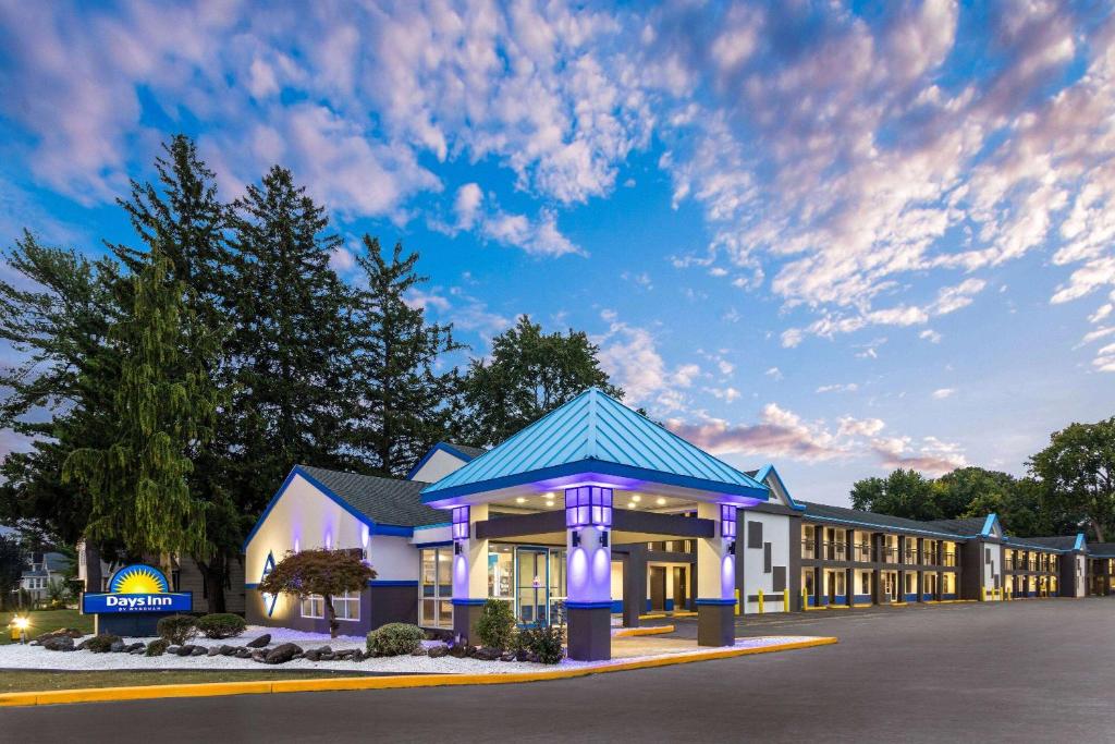 Days Inn & Suites by Wyndham Albany, Albany