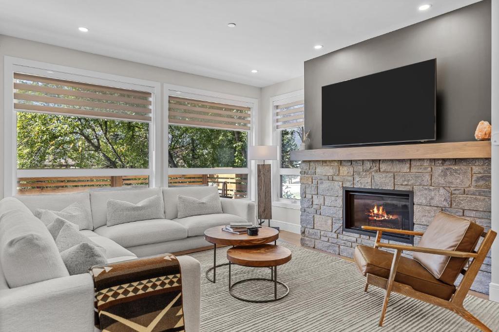 Sisters Summit - 5BD 4BA - Stunning Mountain Views With Private Hot tub & BBQ, Canmore