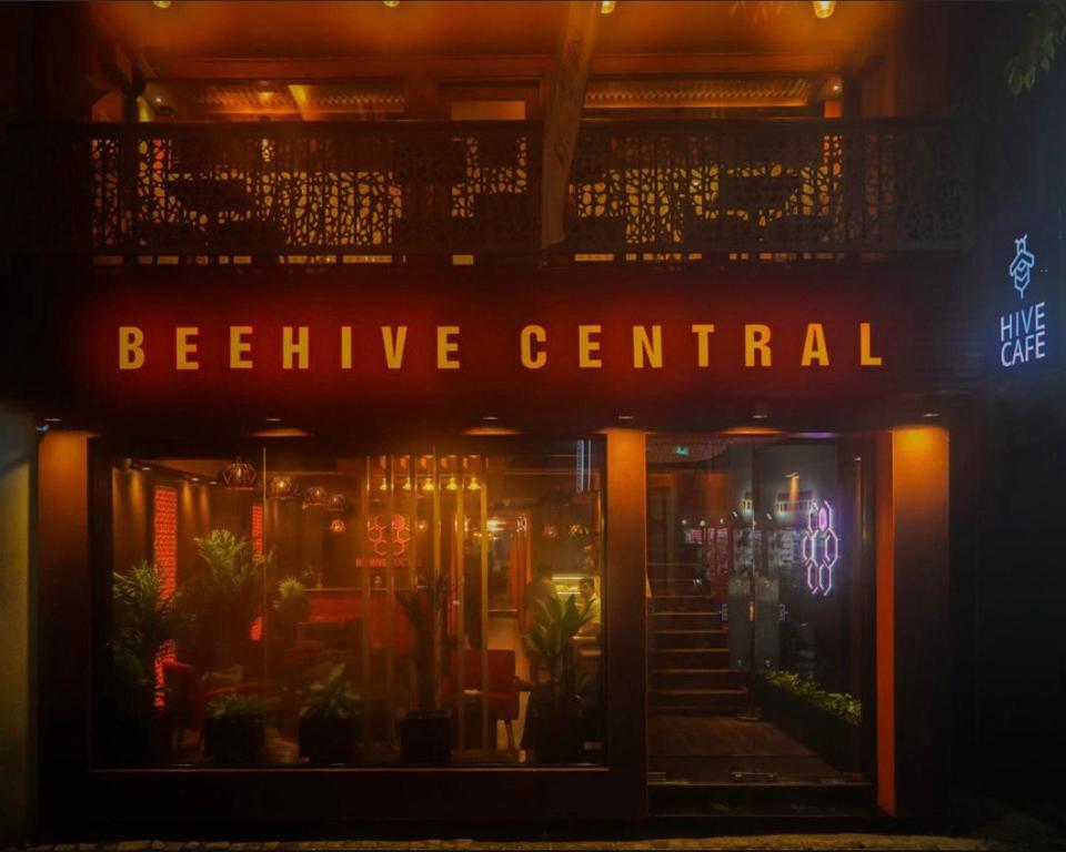 Beehive Central, Male City