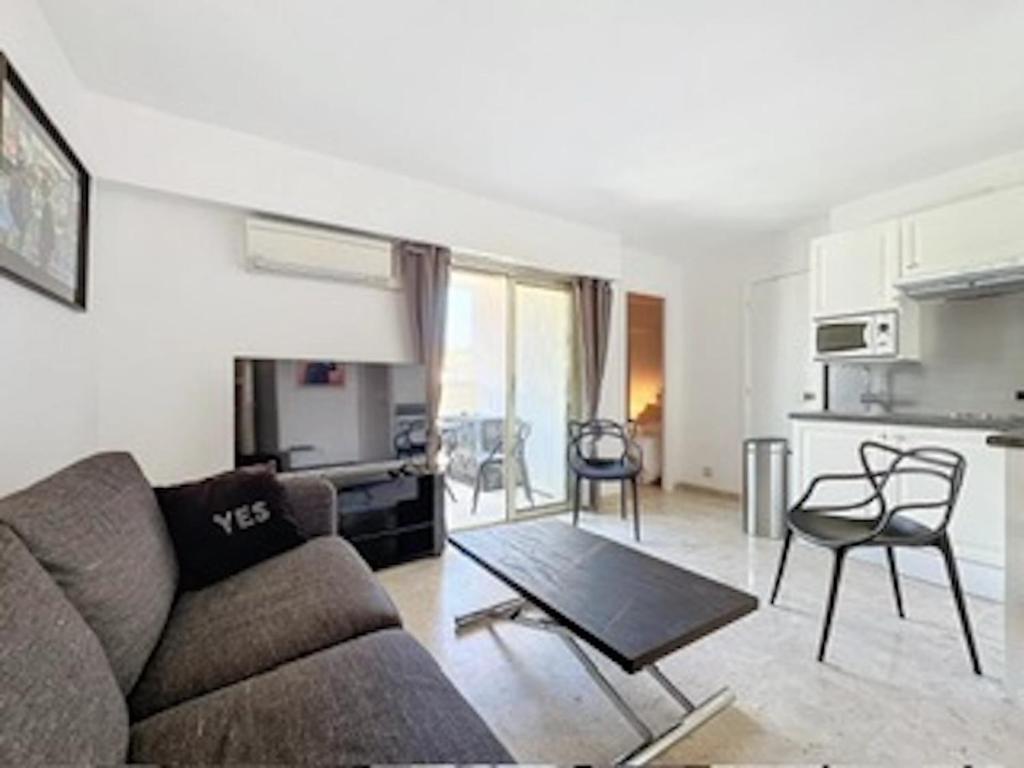 2P Between Croisette Beaches and Antibes Street - 2