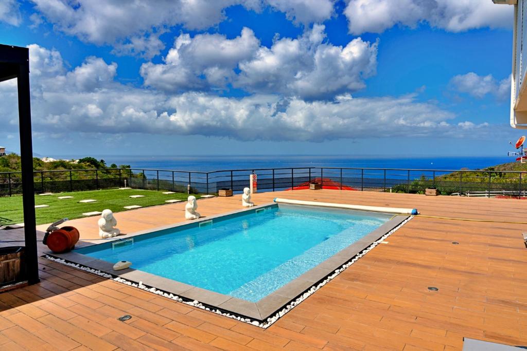 Magnifique appartement MISIK vue sur mer, piscine, Case-Pilote