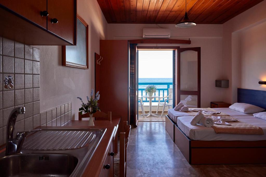 Vlachakis Hotel — Hotel rooms in Stalida