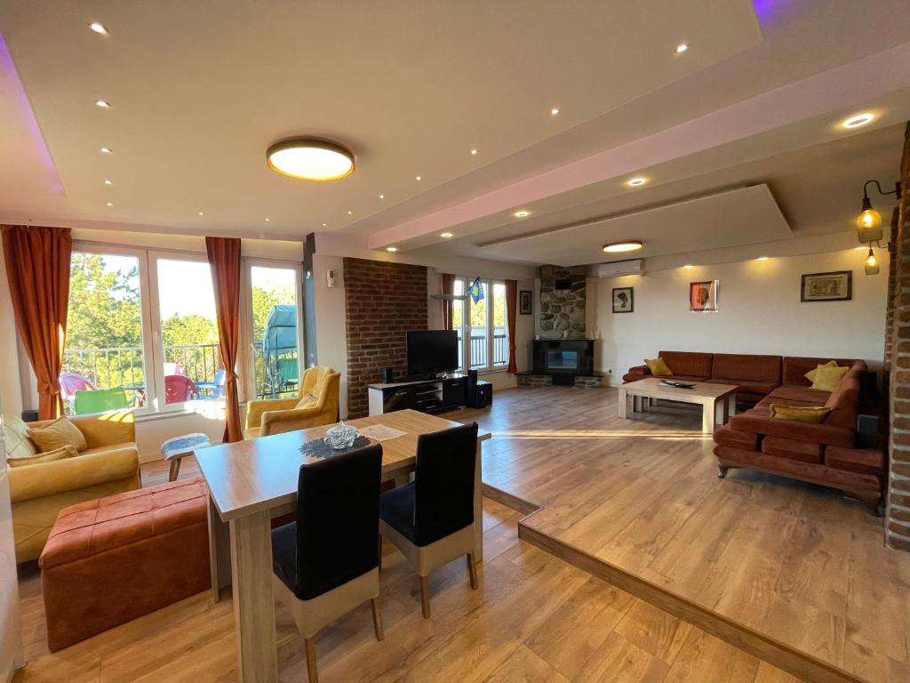 38 Apartment 1, Priština