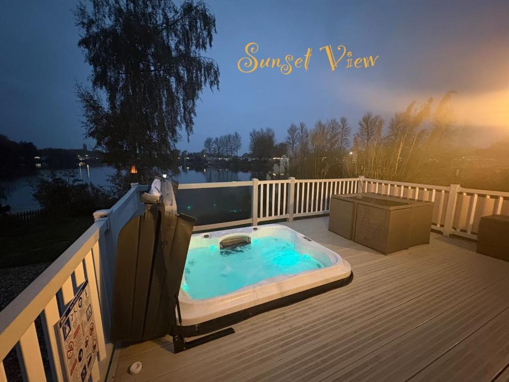 Tattershall Lakes Sunset View Caravan photo 4