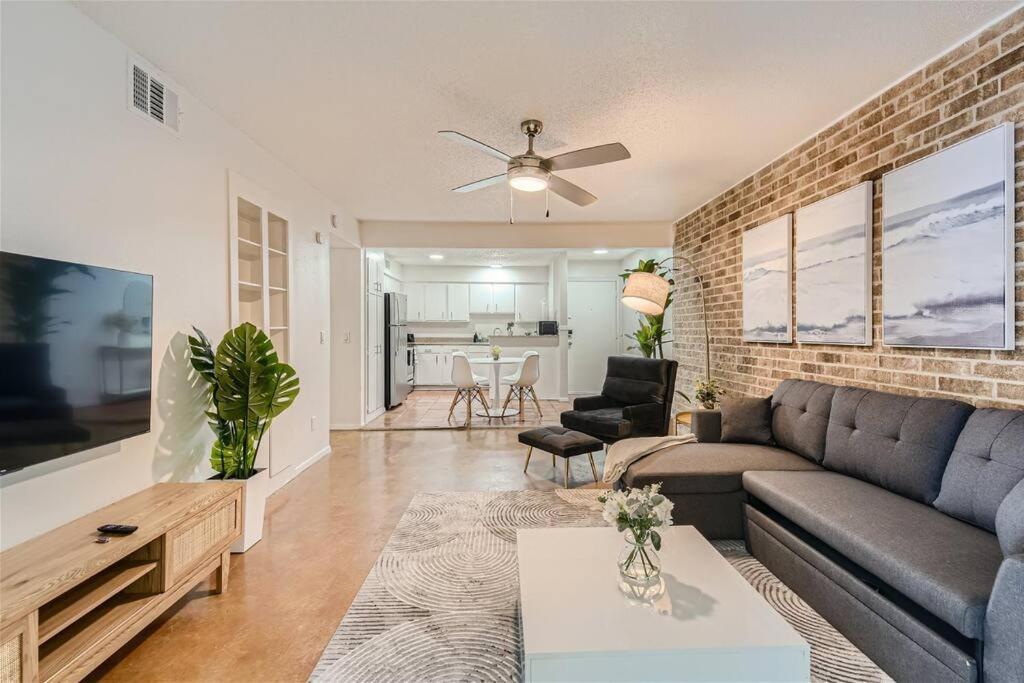 Walkable Dtwn 2B Getaway - Sleeps 5 - Pool, Prkg, Austin