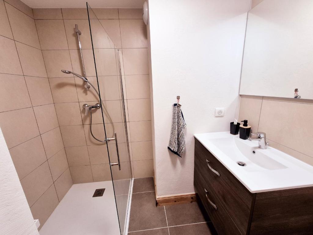 Charmant appartement au cœur de Montalbert avec balcon et parking privé, proche des pistes - FR-1-755-33 - 4