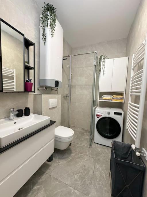 West 65 airport city apartment - 5