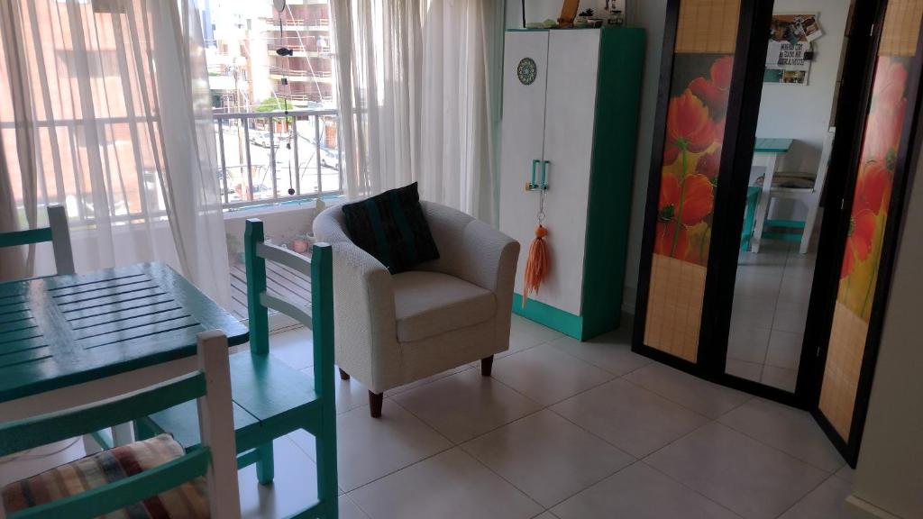 Depto luminoso, alegre y a una cuadra del mar - 2