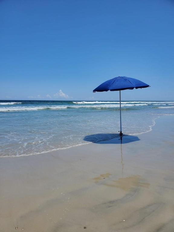Fall Beach days available! Steps to the Sea!, New Smyrna Beach