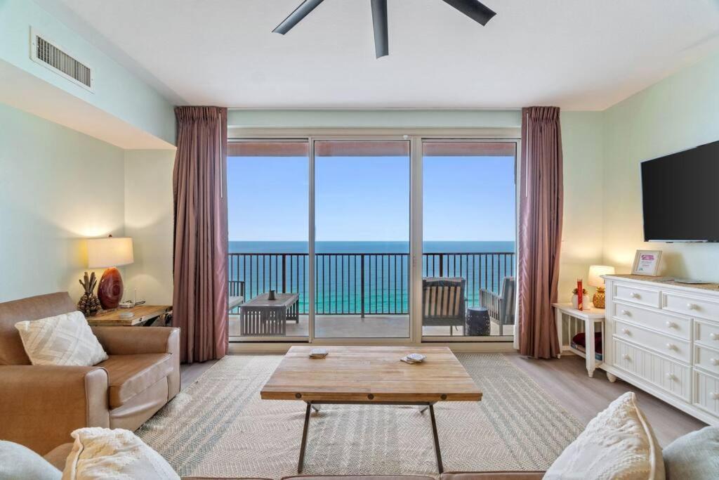 Pineapple Paradise, Beach Front, Newly Renovated, Sleeps 6, Panama City Beach