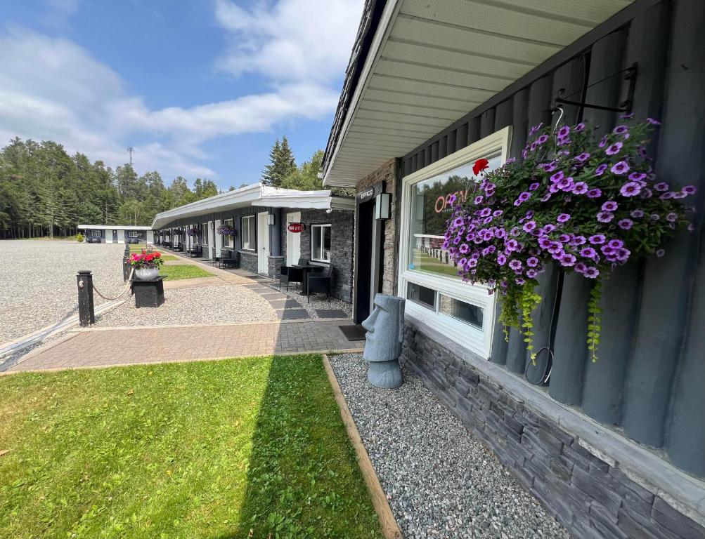 Exterior view, Mystic Isle Motel in Wawa (ON)