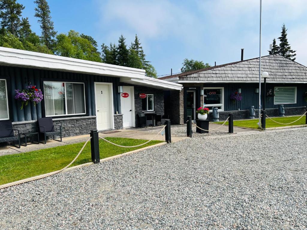 Exterior view, Mystic Isle Motel in Wawa (ON)