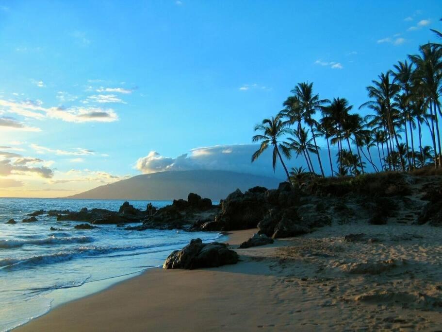 Maui Condo, 5 minute walk to the beach, 3 Pools, Tennis Courts, BBQs, Kihei