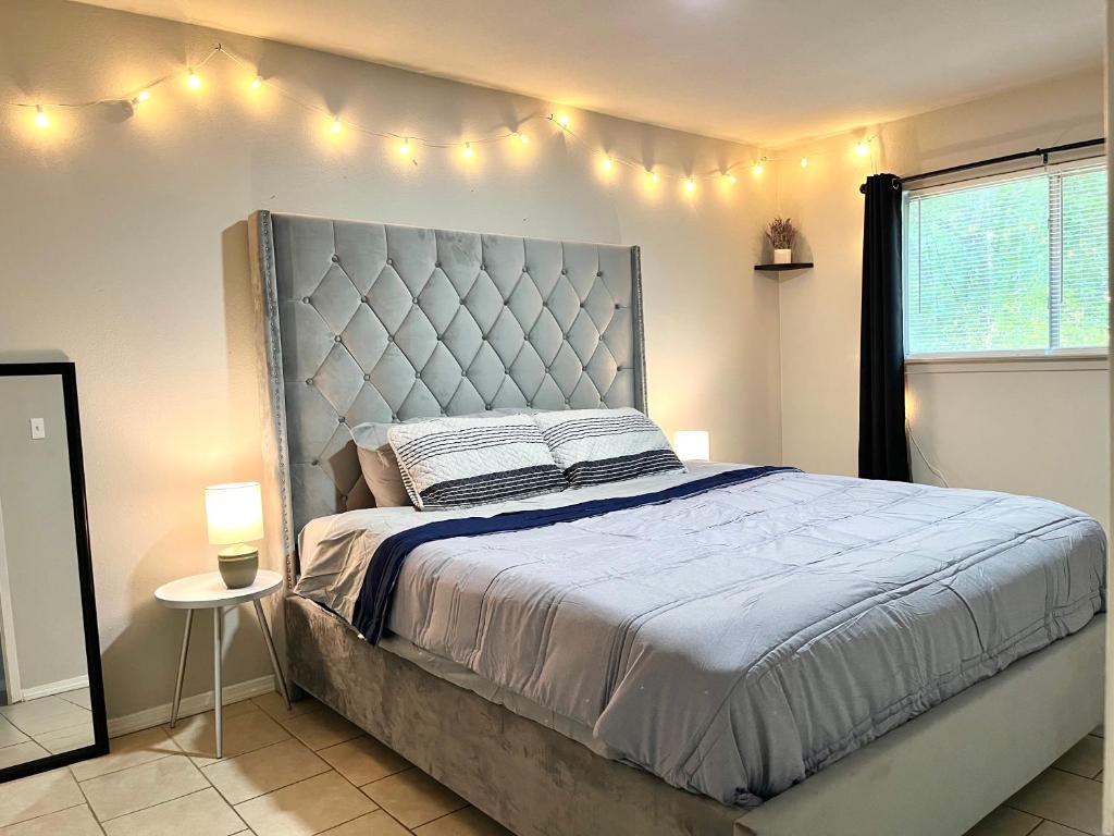 KING SUITE 2BR Home w FAST WiFi, & WFH Desk, San Antonio